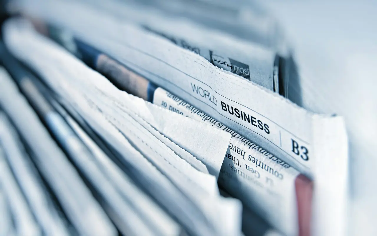 Quotidiani piegati e impilati uno sull’altro, ripresi di taglio