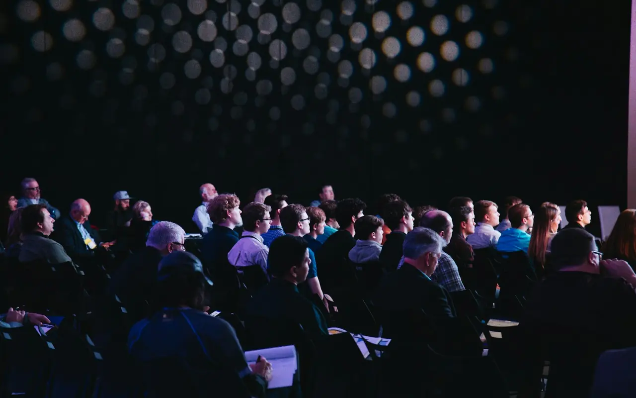 La platea di una sala gremita durante un convegno