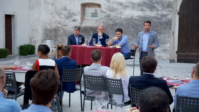 Una serata Mentorspritz nella corte di Palazzo Roccabruna, sede dell’Enoteca provinciale a Trento