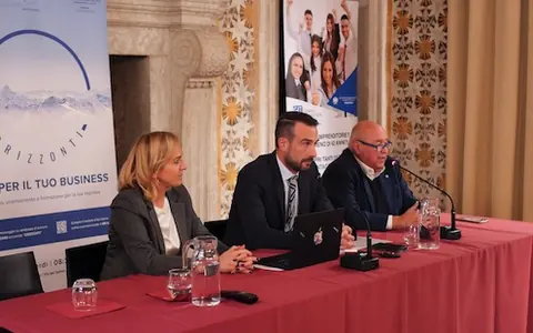 Il tavolo dei relatori all’assemblea 2024 a Palazzo Roccabruna, accanto al roll-up del progetto Orizzonti