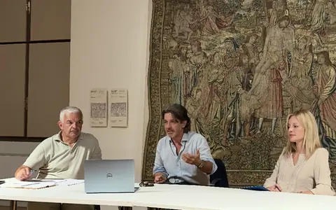 Eleonora Angelini con Michele Andreaus e Andrea de Bertolini durante l’incontro su Dolomiti Energia