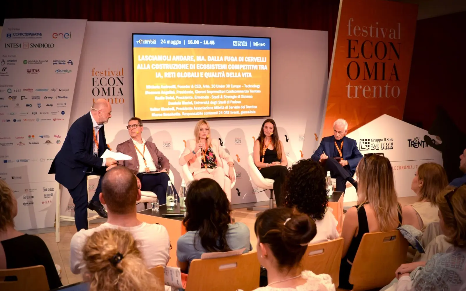 Il panel «Lasciamoli andare, ma» al Festival dell’Economia 2026: cinque relatori sul palco davanti a una platea gremita