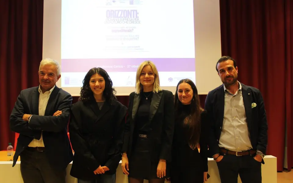 I relatori dell’evento Orizzonti in posa davanti allo schermo, al termine dell’incontro con JETN
