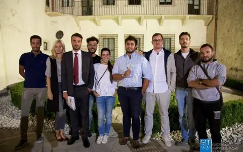 I giovani imprenditori del Gruppo ritratti a fine serata durante la prima edizione di Mentorspritz, 2016