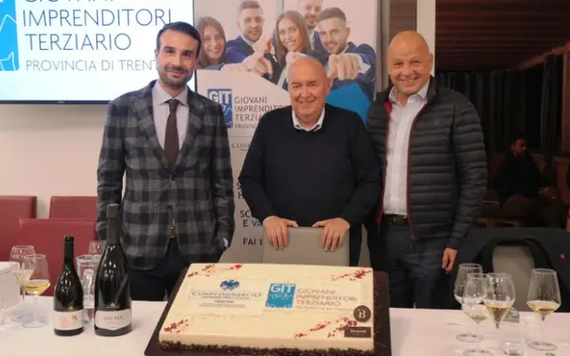 La torta per i venticinque anni del Gruppo alla Cantina Villa Corniole, con tre partecipanti alla serata